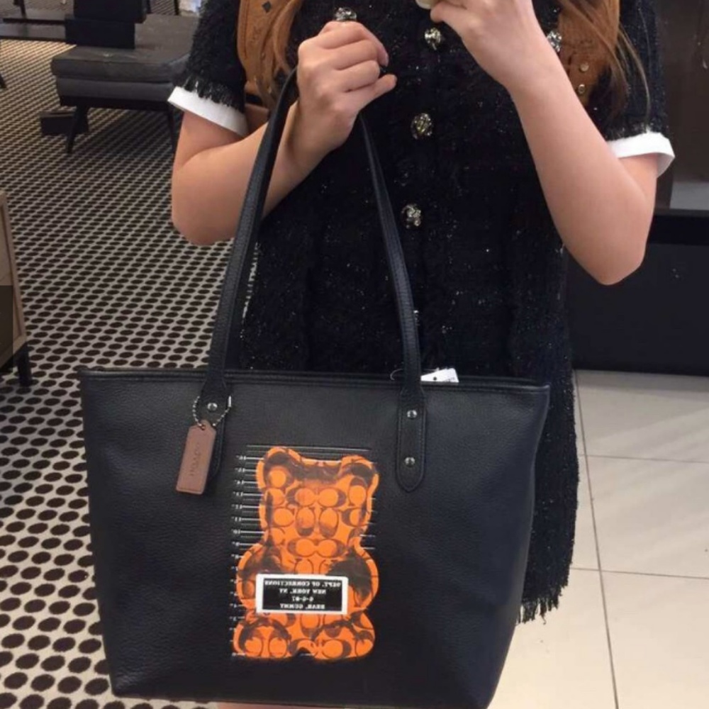 🎀🎊City Zip Tote With Vandal Gummy